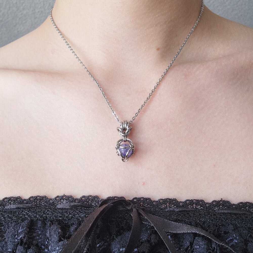 Whimsical fairy silver and purple pearl chainmail necklace - Picture 2 of 7